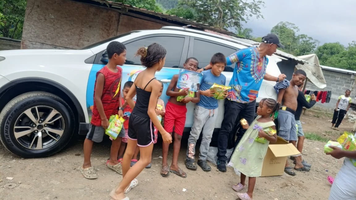 Niños recibiendo apoyo comunitario