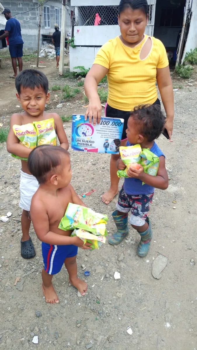 Grupo de niños beneficiados