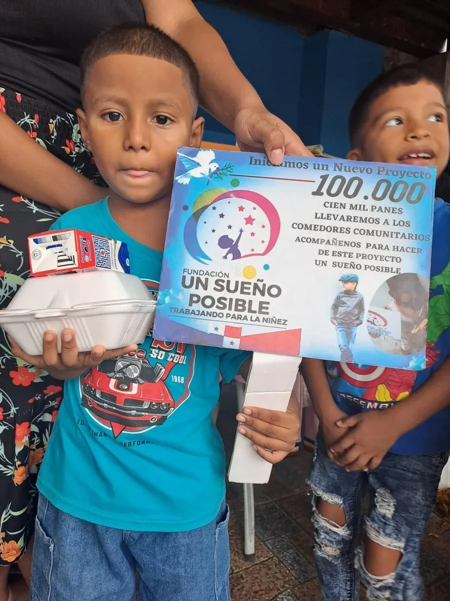 Niño recibiendo ayuda de la fundación